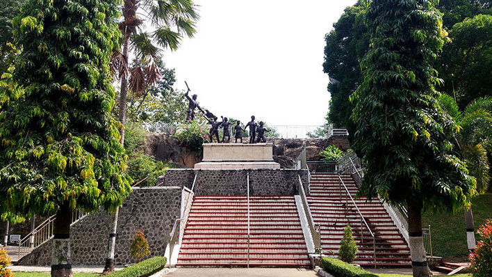 Monumen Kresek tampak dari depan. Sumber : Dok. Pribadi