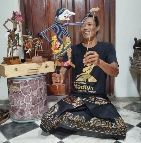 Joko Suwiono: Dari Limbah Kayu Menembus Pasar Dunia dengan Wayang Karya Omah Kinarya