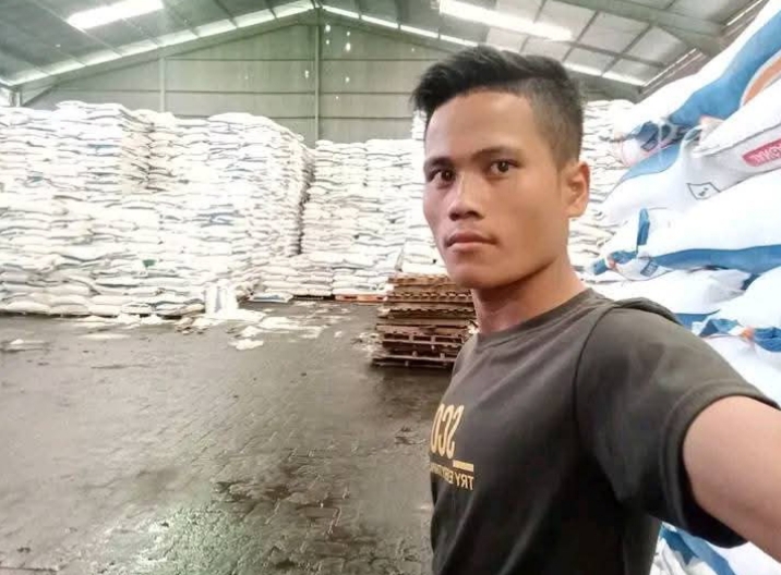 Tega seorang laki laki meninggalkan utang ke teman melarikan diri dari PT.bss Palembang diduga jual barang perusahaan 