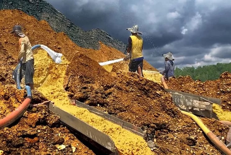 How traditional gold mining works in Papua, Indonesia, Asia