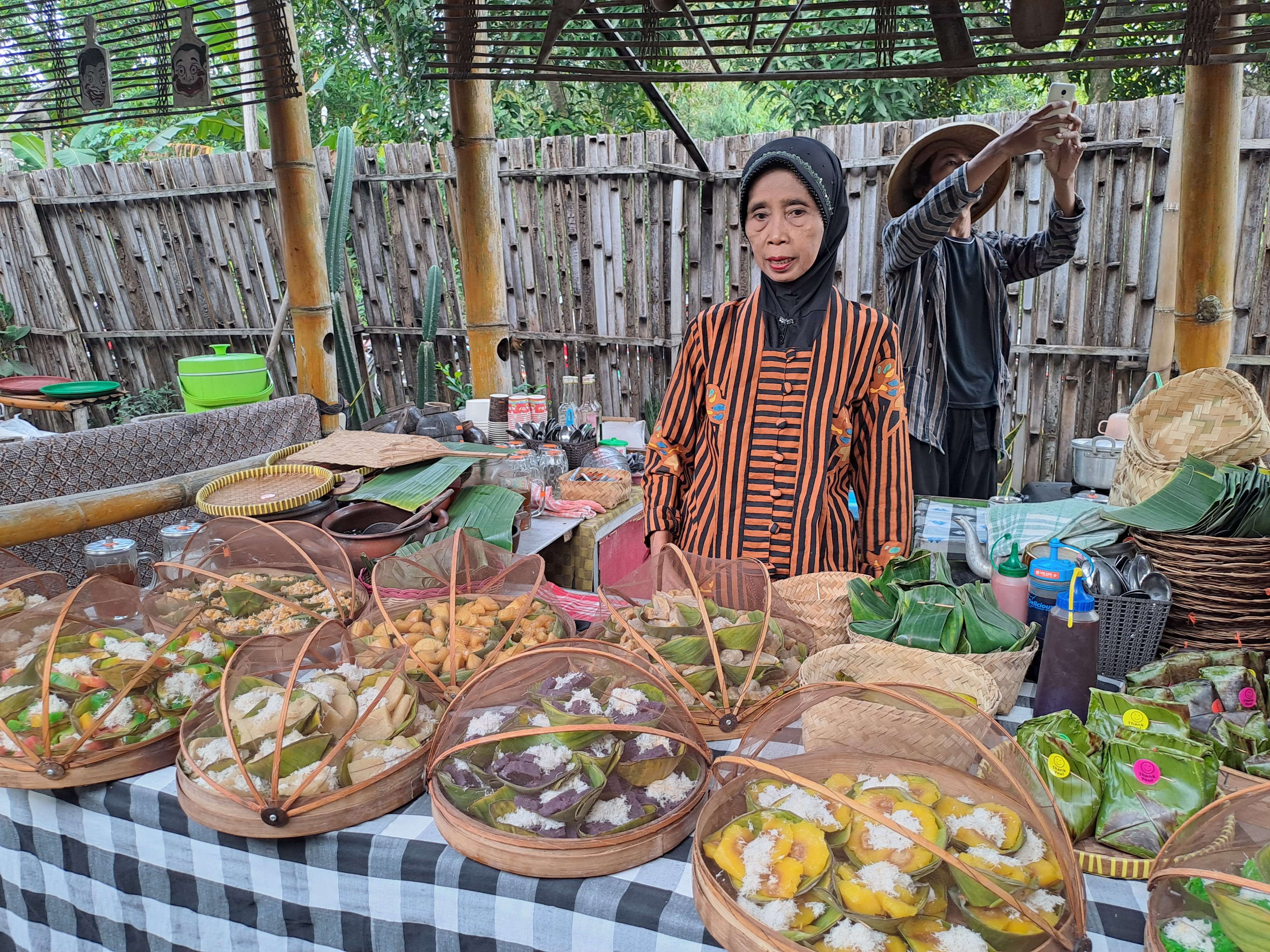 Tidak hanya makanan berat, namun cemilan seperti jajan tradisional juga dijual disini