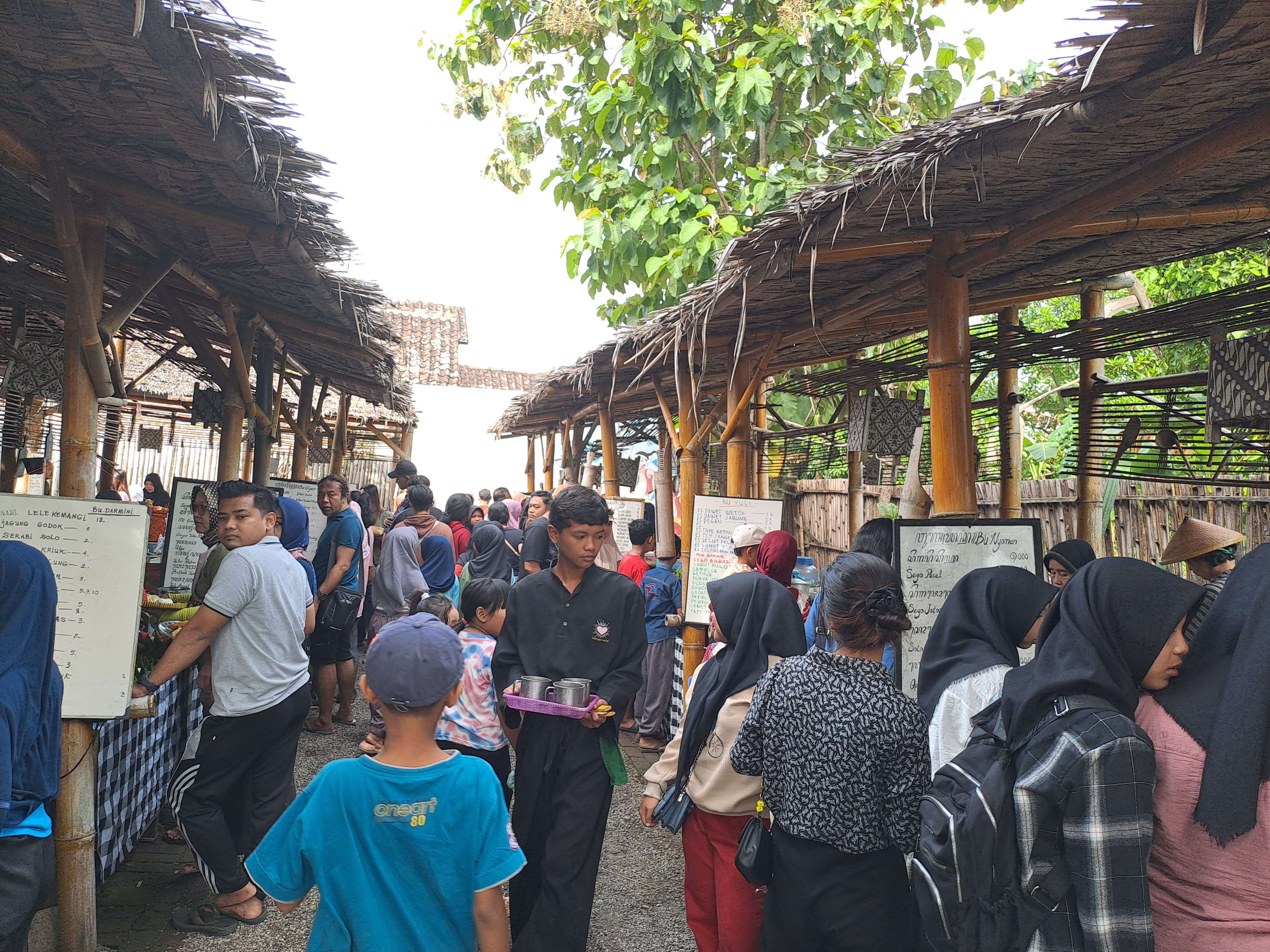 Suasana di Pasar Pundensari Gunungsari Madiun